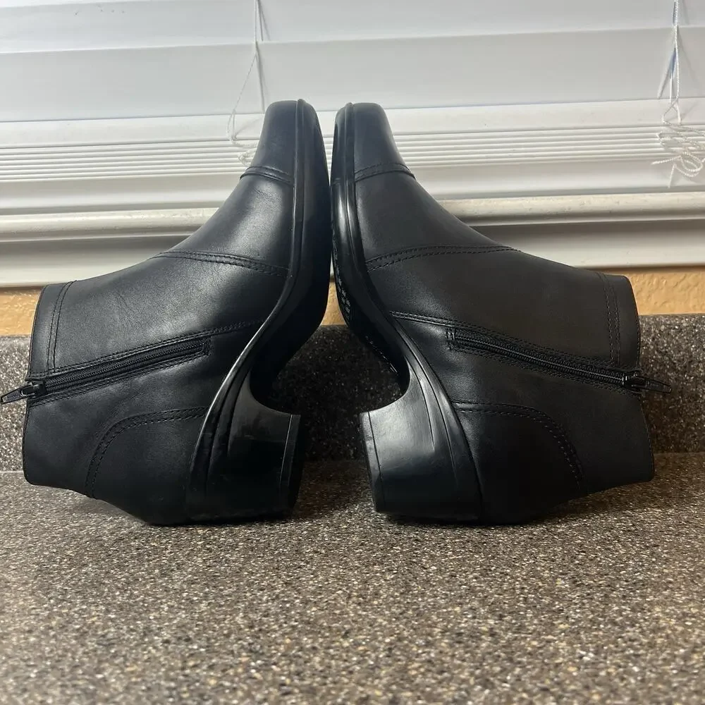 Clarks Collection Womens Sz 8W Black Leather Ankle Boots Heel Zip Comfort Casual